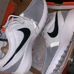 white / black nike roshes